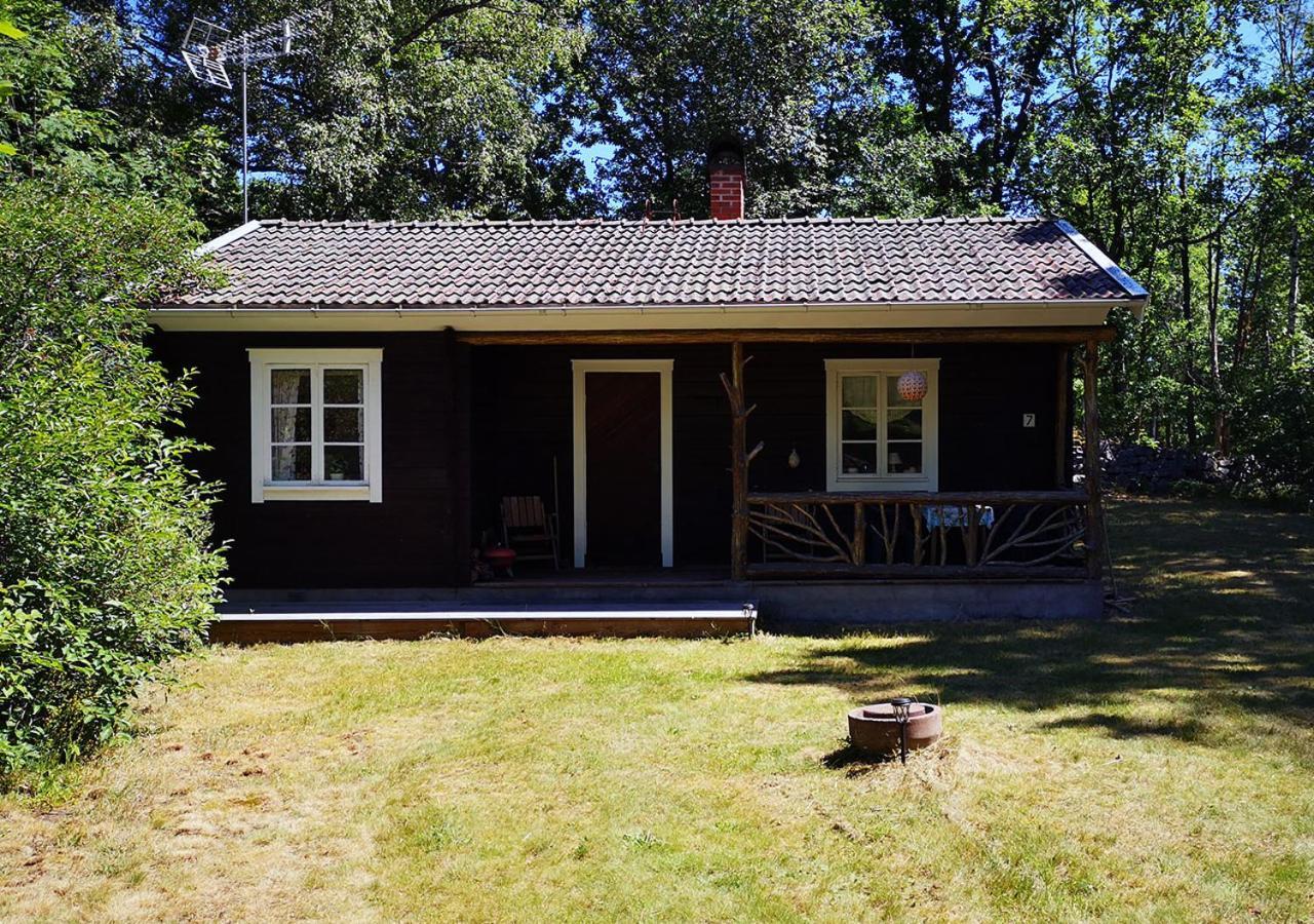 Mysig Stuga Med Oeppen Spis Och Uteplats Fröseke Eksteriør billede